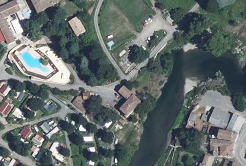 Vue aérienne du Camping Château de l’Hom à Saumane