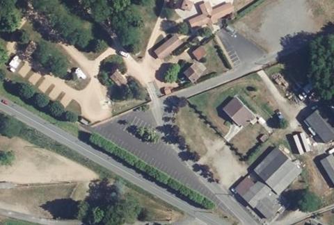 Vue aérienne du Camping de la Dore à Puy-Guillaume