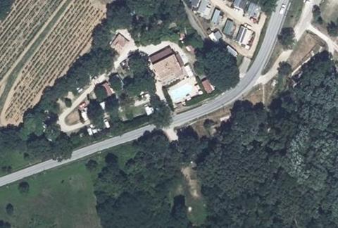 Vue aérienne du Camping des Cigales à Aiguèze