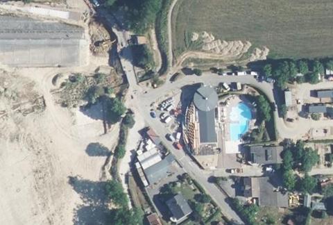 Vue aérienne du Camping les Nids du Lac à Sanchey