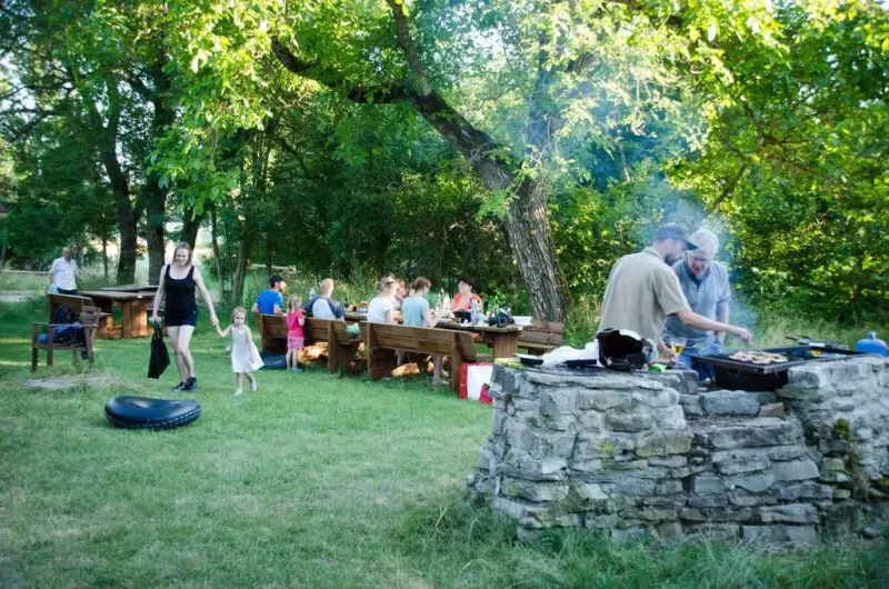 Photo du Camping le Domaine de Pradines, fournie par Glampings