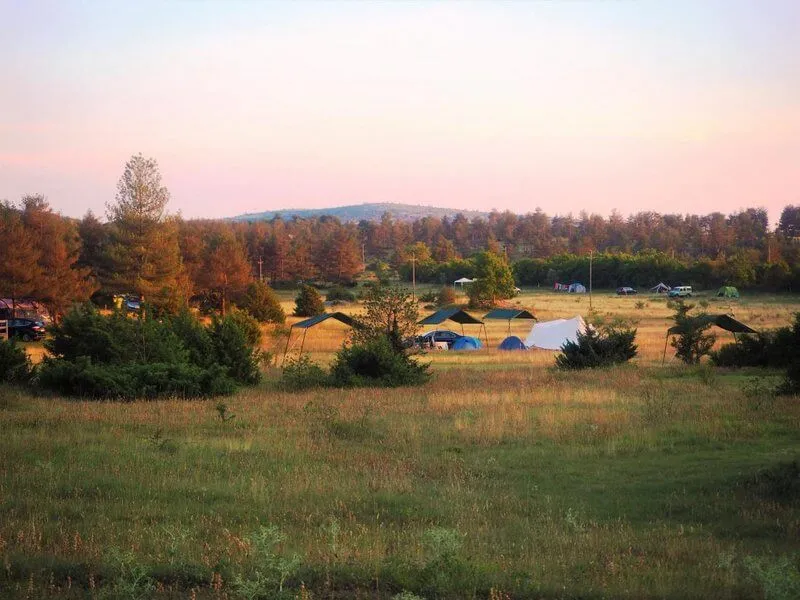 Photo du Camping le Domaine de Pradines, fournie par Glampings