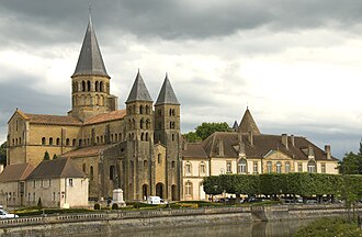 Photo : Cloître de la Basilique - Ancien prieuré Notre-Dame