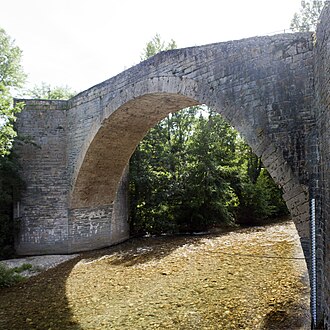 Photo : Se rafraichir sous le pont de Nant