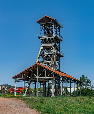 Photo : La mine à ciel ouvert et le chevalement de mine de Decazeville